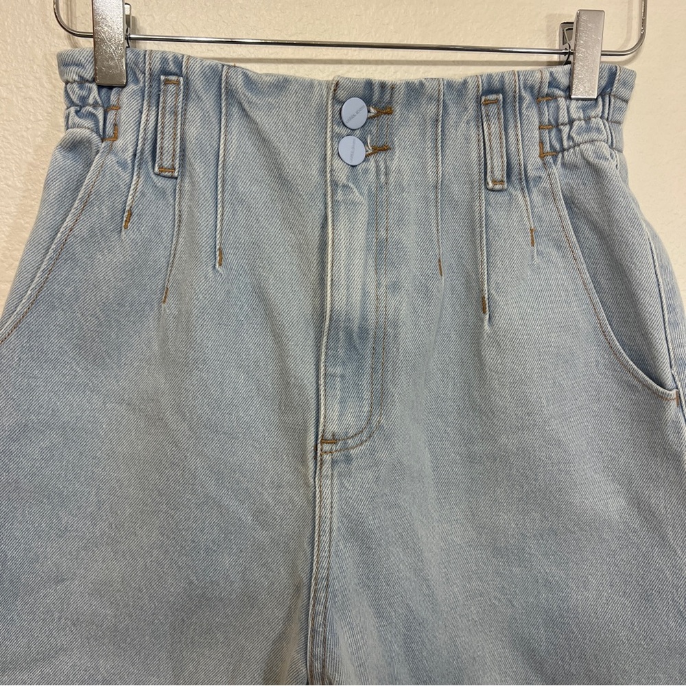 Carol Bassi High Rise Pleated Denim Shorts Elastic Waist Light Wash 36 - Picture 3 of 10